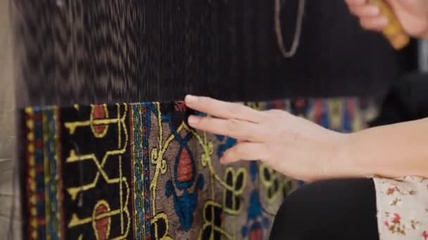 Detailní Záběr Ženských Rukou Tkajících Koberec Dílně Řemeslníků Khivě Uzbekistán — Stock video
