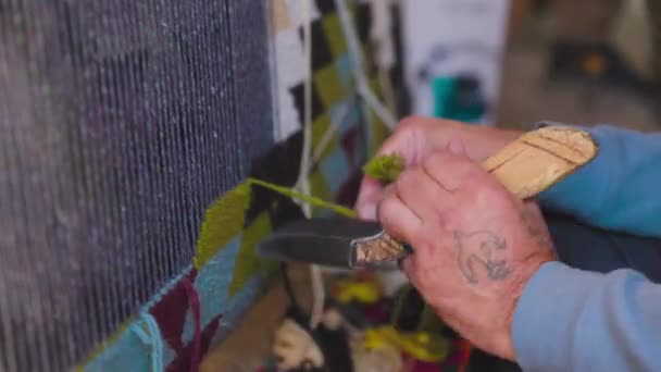 Detalhe Perto Tapete Tecelagem Mãos Homem Oficina Artesãos Khiva Uzbequistão — Vídeo de Stock