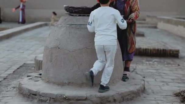 Khiva Uzbekistan Σεπτεμβριου 2023 Γυναίκα Παραδοσιακό Σχέδιο Φόρεμα Επίπεδο Ψωμί — Αρχείο Βίντεο