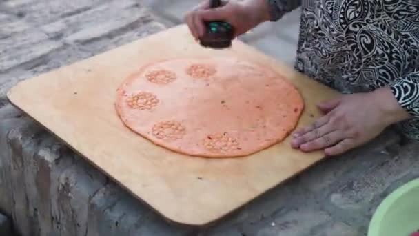 Khiva Uzbekistan Σεπτεμβριου 2023 Γυναίκα Παραδοσιακό Σχέδιο Φόρεμα Επίπεδο Ψωμί — Αρχείο Βίντεο