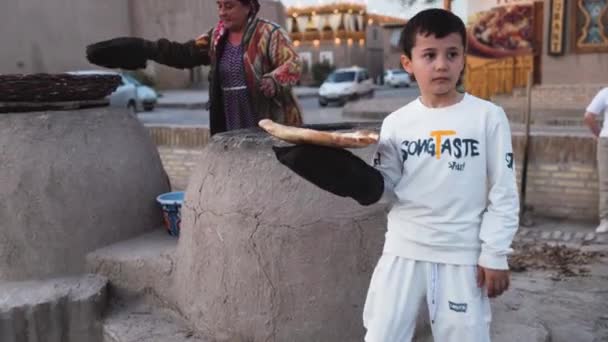 Khiva Uzbekistan Settembre 2023 Ragazzo Con Tradizionale Pane Piatto Uzbeko — Video Stock