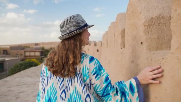 Ritratto Giovane Donna Abito Etnico Con Ornamento Blu Cappello Passeggiando — Video Stock
