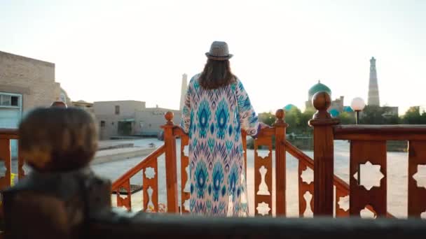 Giovane Donna Abito Etnico Con Ornamento Blu Cappello Vicino Alla — Video Stock
