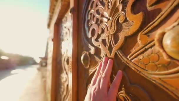 Молодая Женщина Этнической Одежде Голубым Орнаментом Прикоснулась Старой Деревянной Двери — стоковое видео