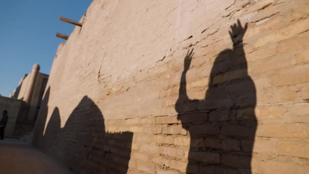 Schatten Der Östlichen Frau Ethnischer Kleidung Auf Der Alten Fassade — Stockvideo