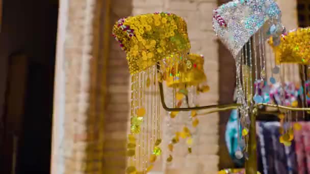 Крупный План Традиционных Декоративных Шляп Женщин Сверкающих Ветру Уличном Рынке — стоковое видео
