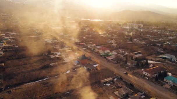 키르기스스탄 Issyk Kul의 부분에 배경에 먼지와 연기와 Tamga 마을에서 거리에서 스톡 푸티지