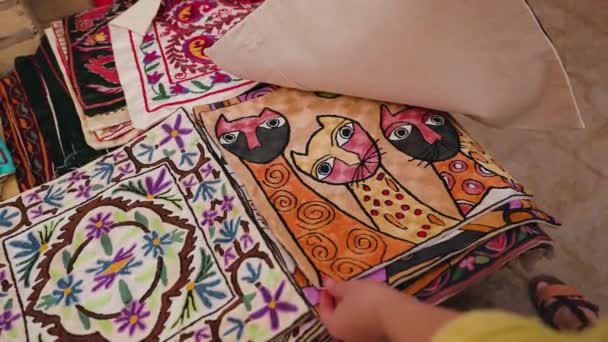 Mulher Escolhe Fronha Com Ornamento Oriental Loja Tapetes Vendendo Tapetes — Vídeo de Stock