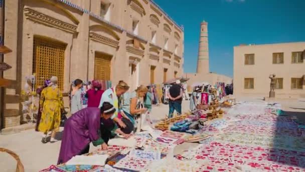 우즈베키스탄 2023년 25일 관광객은 오래된 광장에서 시장에서 기념품과 카펫을 구입합니다 스톡 비디오