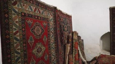 Özbekistan 'ın eski Khiva kentindeki el sanatları atölyesinde halı satan bir dükkan..