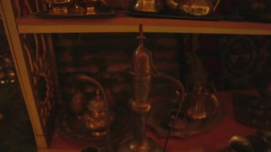 Khiva, Özbekistan, Orta Asya 'daki sokak pazarındaki eski hediyelik eşya dükkanındaki bakır testiyi kapat..
