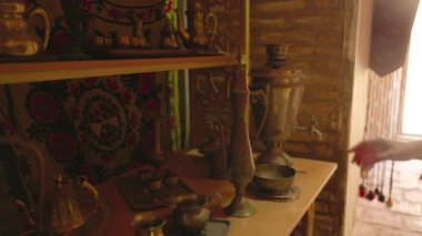 Özbekistan 'ın başkenti Khiva' daki eski bir hediyelik eşya dükkanında bir kadının elleri bakır sürahiye değdi..