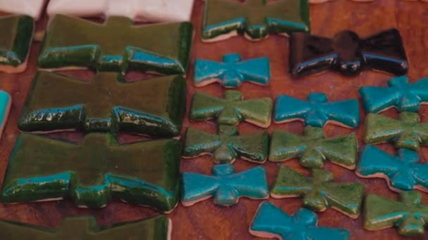 Декоративные Керамические Красочные Сувенирные Магниты Традиционной Узбекской Формы Орнамента Уличном — стоковое видео