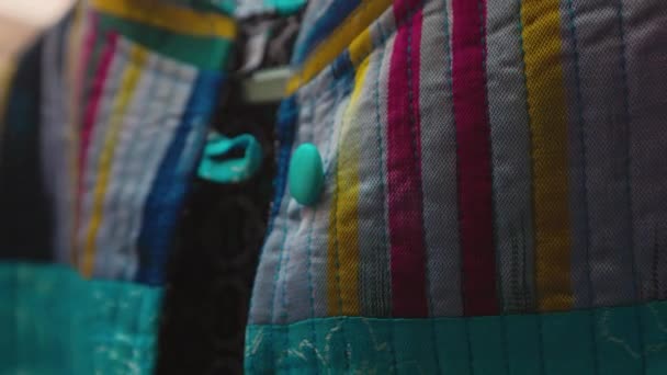 Этнический Красочный Тканевый Костюм Традиционным Узбекским Орнаментом Уличном Рынке Движущийся — стоковое видео