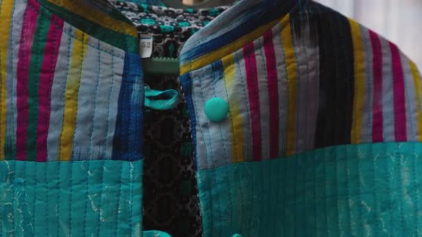 Costume Tissu Coloré Ethnique Avec Ornement Traditionnel Ouzbek Sur Marché — Video