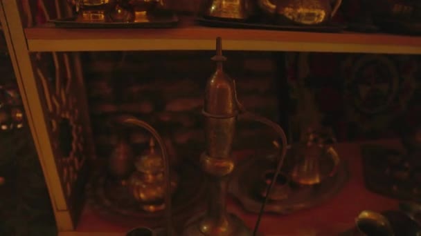 우즈베키스탄 아시아의 시장에서 오래된 기념품 가게에서 주전자 — 비디오
