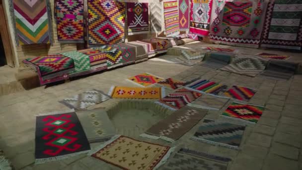 在乌兹别克斯坦Khiva老城工艺作坊出售东方地毯的地毯店 — 图库视频影像