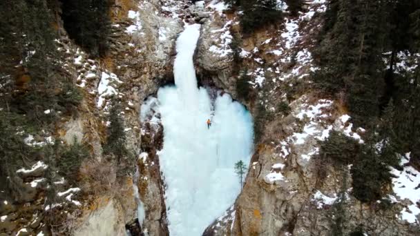 Aerial Drone Widok Sportowca Ice Wspinaczka Duży Mrożony Wodospad Barskoon — Wideo stockowe