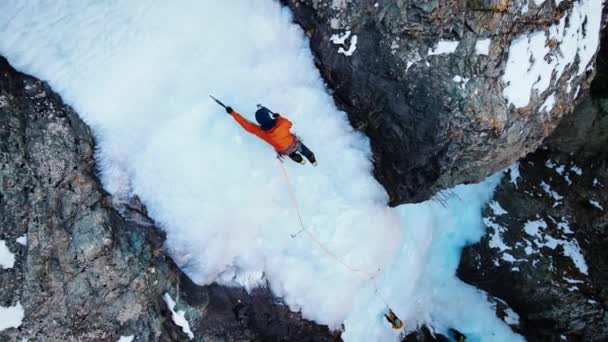 Luftaufnahme Des Athleten Eisklettern Großer Gefrorener Wasserfall Den Bergen Der — Stockvideo
