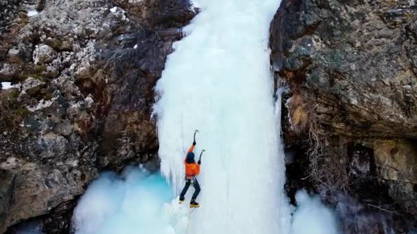 Luftaufnahme Des Athleten Eisklettern Großer Gefrorener Wasserfall Den Bergen Der — Stockvideo