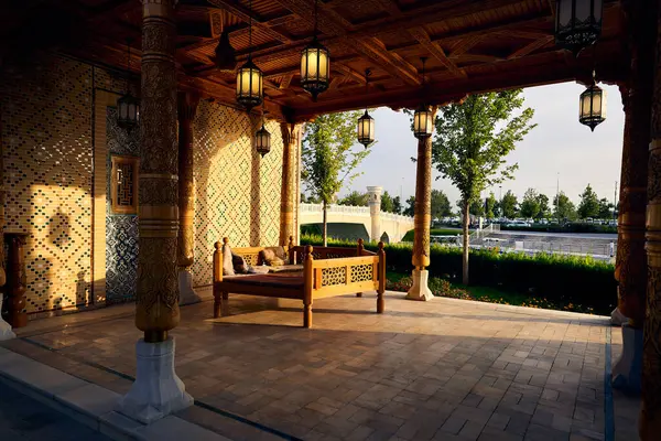 Tahta Çerçeve Yatak Yastıklı Battaniye Açık Salonda Semerkant Şehri Boqiy — Stok fotoğraf