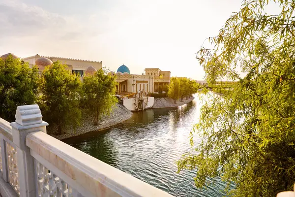 撒马尔罕长盛不衰的城市Boqiy Shahar Registan建筑群和乌兹别克斯坦河流附近的小造纸厂 从大理石桥看风景 — 图库照片
