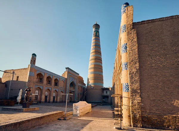 Plaza Pública Con Estatua Flautista Minarete Ichan Kala Khiva Uzbekista — Foto de Stock
