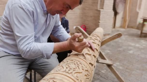 Khiva Uzbekistan September 2023 Vader Met Zijn Zoon Snijdend Ornamenten — Stockvideo