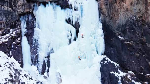 Aerial Drone View Athlete Ice Climbing Big Frozen Waterfall Barskoon — Stock Video
