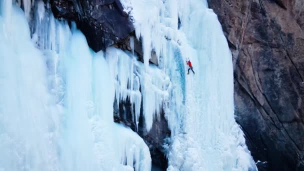 Letecký Bezpilotní Pohled Atleta Ledové Lezení Velký Zamrzlý Vodopád Barskoonu — Stock video