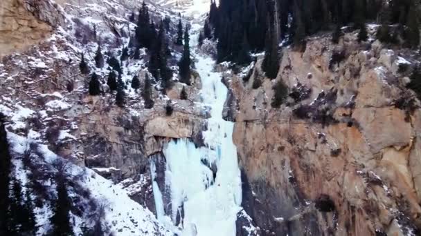 Luftaufnahme Des Athleten Eisklettern Großer Gefrorener Wasserfall Der Barskoon Schlucht — Stockvideo