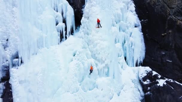 在吉尔吉斯斯坦伊塞克湖南部的Barskoon峡谷的一个巨大冰冻瀑布上 俯瞰着登山者运动员的空中无人驾驶飞机 — 图库视频影像