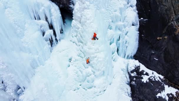 Vista Aérea Drone Alpinistas Atleta Grande Cachoeira Congelada Barskoon Desfiladeiro — Vídeo de Stock