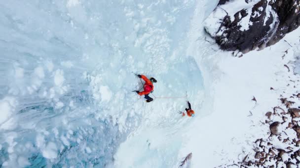 Luftaufnahme Der Bergsteiger Großen Gefrorenen Wasserfall Der Barskoon Schlucht Gebirgstal — Stockvideo