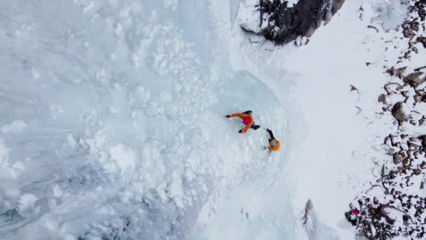 在吉尔吉斯斯坦伊塞克湖南部的Barskoon峡谷的一个巨大冰冻瀑布上 俯瞰着登山者运动员的空中无人驾驶飞机 — 图库视频影像