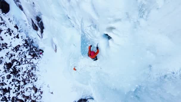 Vista Aérea Drone Alpinistas Atleta Grande Cachoeira Congelada Barskoon Desfiladeiro — Vídeo de Stock