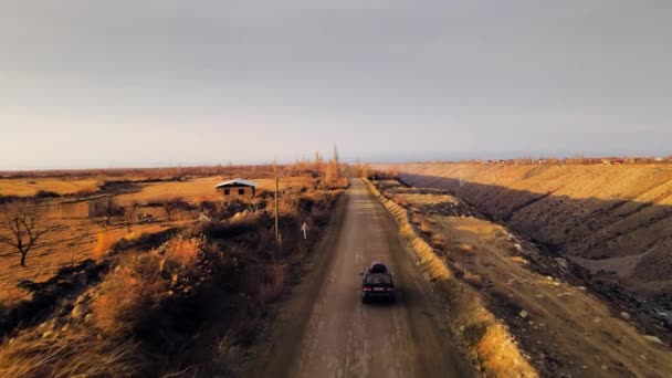 키르기스스탄 Issyk Kul의 부분에 배경에 먼지와 연기와 Tamga 마을에서 거리에서 로열티 프리 스톡 푸티지