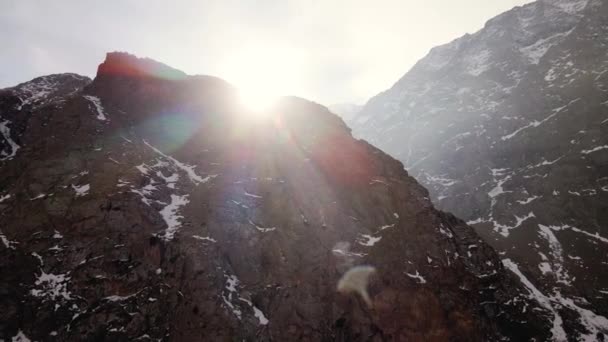 空中无人侦察机拍摄的山脉景观覆盖着初生的白雪 吉尔吉斯斯坦Issyk Kul湖南边的Barskoon山谷 — 图库视频影像