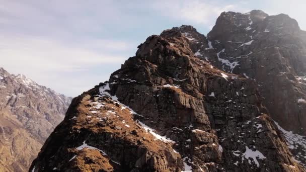 Widok Lotu Ptaka Gór Krajobraz Pokryty Dziewiczym Białym Śniegiem Dolina — Wideo stockowe
