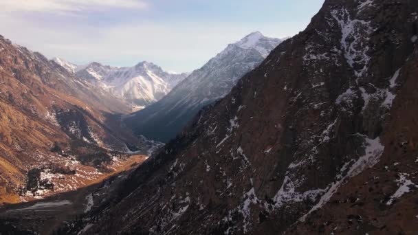 Widok Lotu Ptaka Gór Krajobraz Pokryty Dziewiczym Białym Śniegiem Dolina — Wideo stockowe