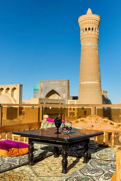 乌兹别克斯坦Kalyan Minaret和Madrasah附近Bukhara的顶楼餐馆里 玻璃和盘子里满是无花果 满桌都是倒影 — 图库照片