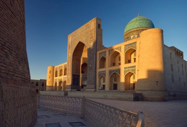 Özbekistan, Buhara 'da gün batımında kültür meydanı ve Kalyan camii medresesi manzarası