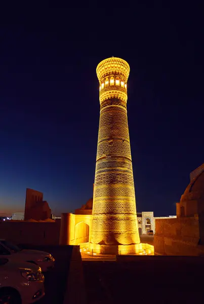 乌兹别克斯坦布哈拉的Poi Kalyan广场夜晚灯火通明的Kalyan尖塔和夜晚月亮闪烁的夜空 — 图库照片