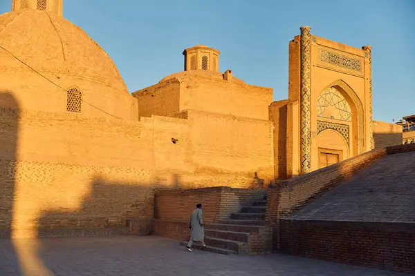 우즈베키스탄 부하라의 계단을 일몰과 사람에 광장과 칼리안 미나렛 모스크의 — 스톡 사진