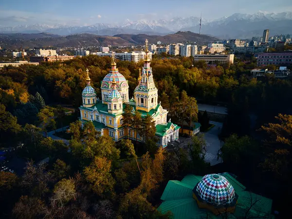 Légi Drón Panoráma Felemelkedés Katedrális Orosz Ortodox Templom Hóhegyek Háttérben Stock Kép