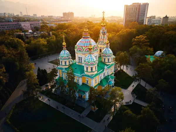 Légi Drón Panoráma Felemelkedés Katedrális Orosz Ortodox Templom Hóhegyek Háttérben Stock Kép