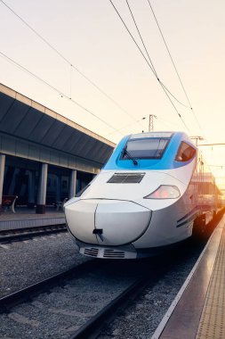 Özbekistanlı Afrosiyab yüksek hızlı Özbekistan Mermi Treni Özbekistan 'daki Tashken merkez Vokzal istasyonunda durmaktadır.