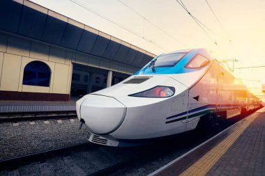 Özbekistan 'daki Tashken merkez Vokzal istasyonunda duran Afrosiyab yüksek hızlı Özbekistan Mermi Treni
