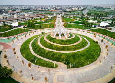Çardak 'ın parktaki çiçek şeklindeki çatısı ve spiral yolu olan hava aracı görüntüsü. Kazakistan, Türkistan 'daki Zhibek Zholy sanat parkının gelişimi
