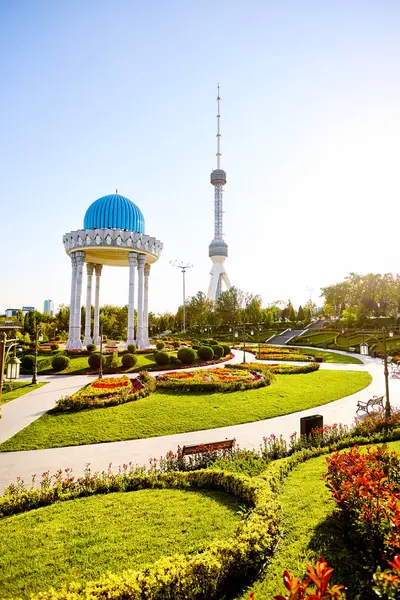 Taskent Television Tower Toshkent Teleminorasi Emlékoszlop Kerek Tetővel Parkban Naplementekor Stock Kép